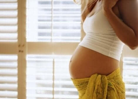 En gravid kvinne lurer på om hun bør bruke magebånd