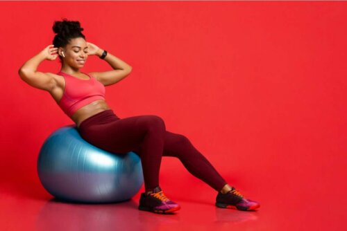 En kvinne trener mot skoliose på en ball