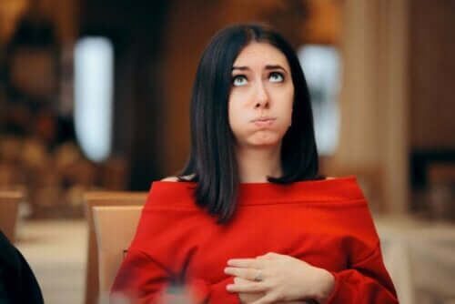 En kvinne med vondt i magen.