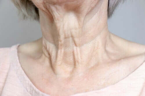 En kvinnes hals.