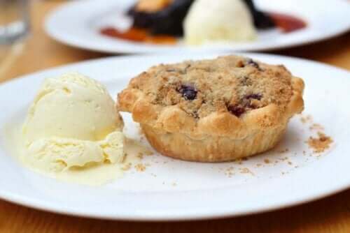 En muffins med en kule iskrem.