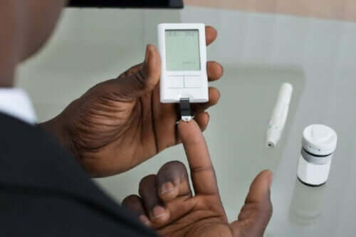 En person med diabetes som måler blodsukkeret