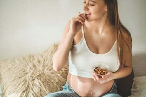 Gravid kvinne spiser nøtter