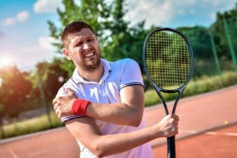 Tennisspiller med senebetennelse