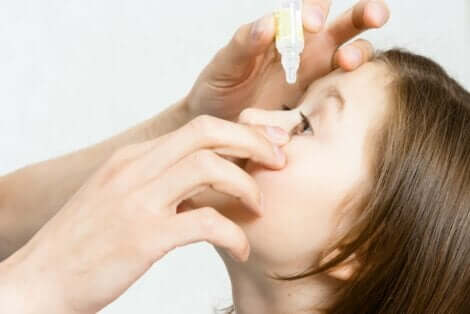 Et barn får øyedråper