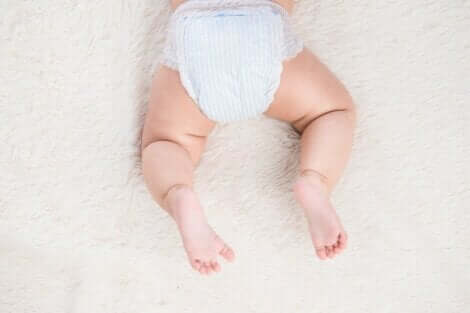 En baby med bleie.