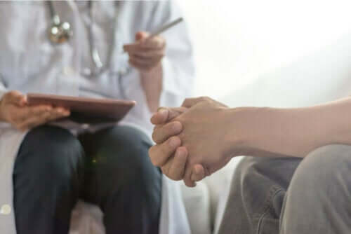 To personer i en behandlingsøkt.