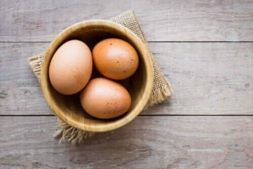 Tre egg i en bolle.