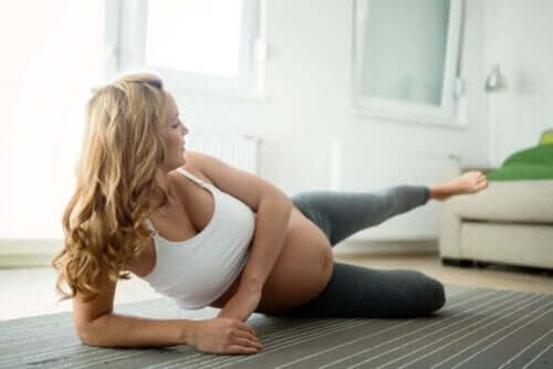 En gravid kvinne som gjør yoga.