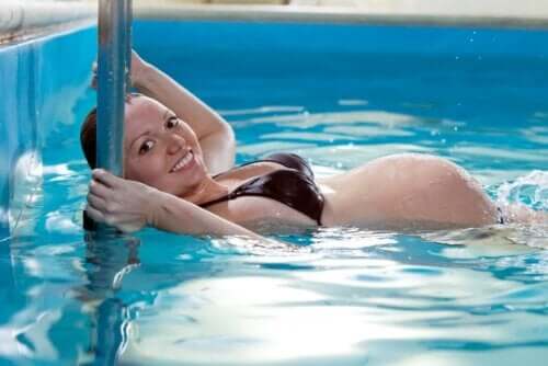 Kvinne i et basseng.