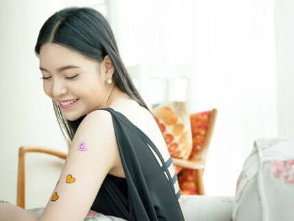 Kvinne med hjerter på armen