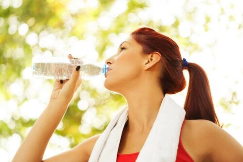 Kvinne som drikker vann.