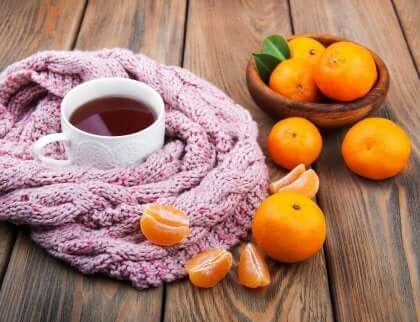 mandariner og en kopp te på et bord