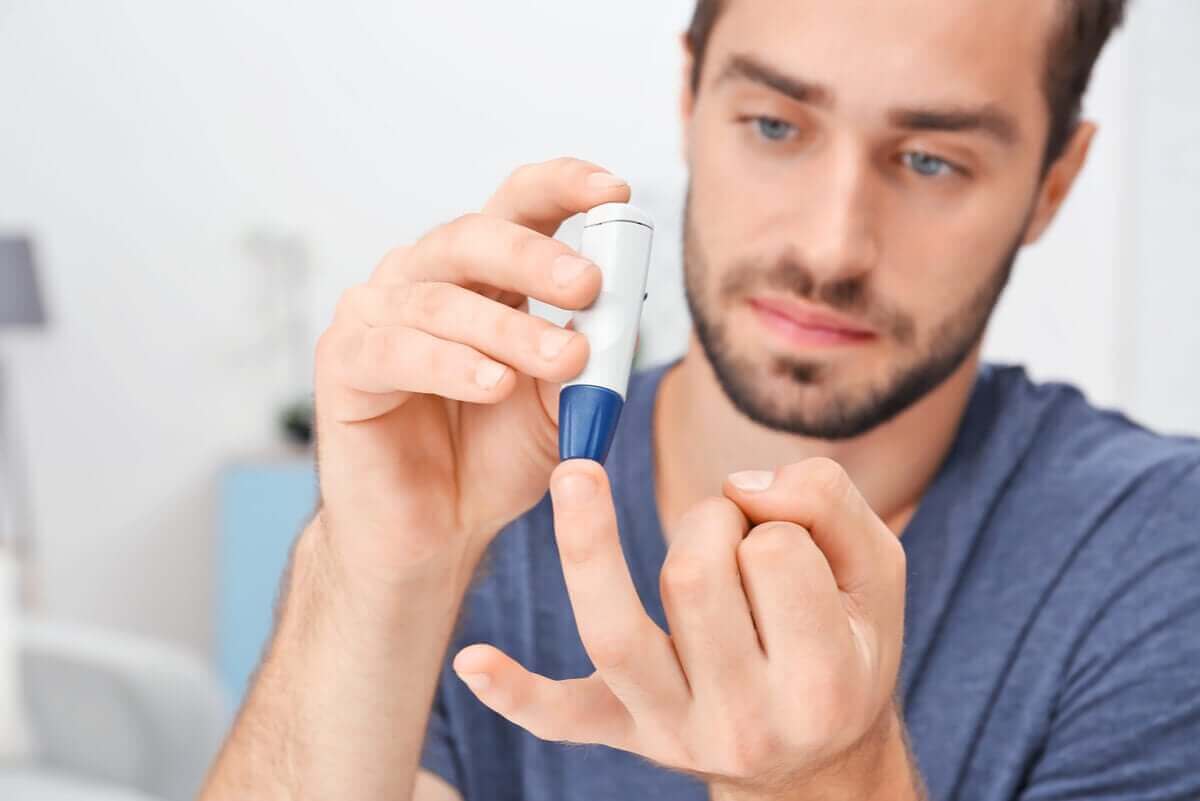 En mann med diabetes måler glukosen.