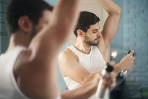 Mann påfører deodorant
