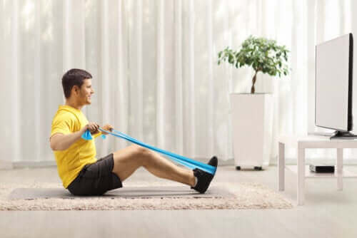 Øvelser med treningsstrikk for å styrke ryggen