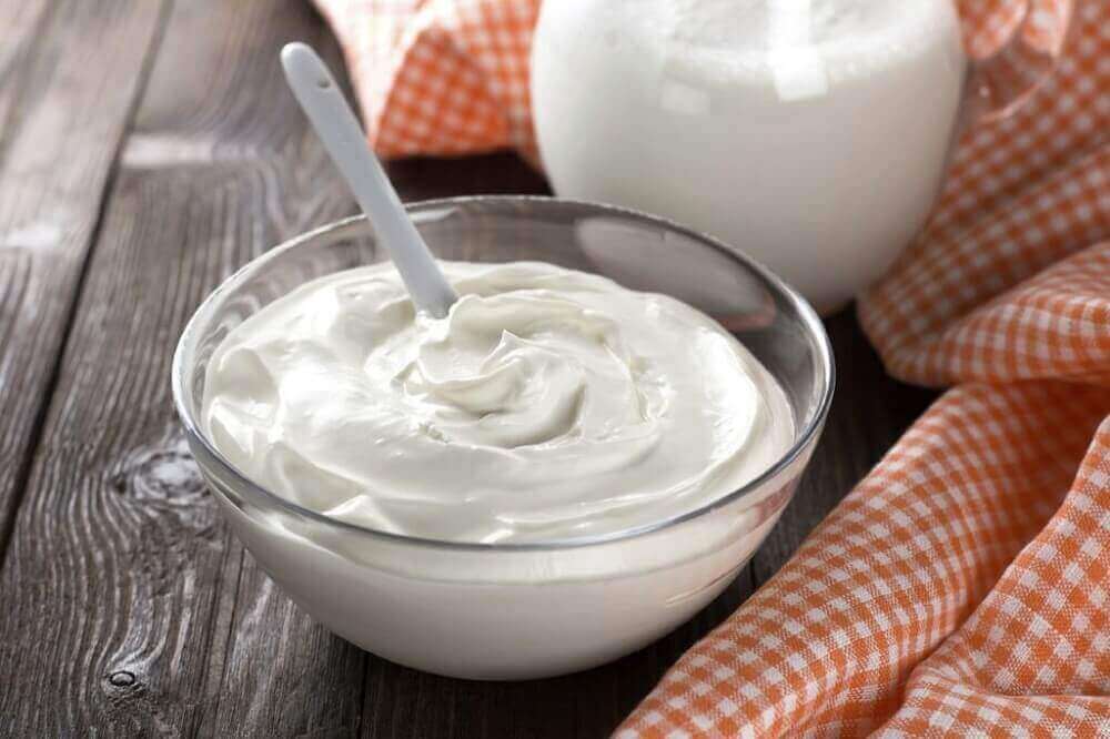 Yoghurt naturell og sitron er en av flere behandlinger for å bekjempe forkjølelsessår
