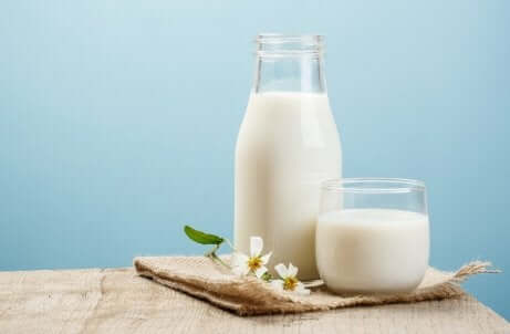 Å drikke melk forhindrer irritabilitet, angst, depresjon og regulerer endringer i humøret ditt