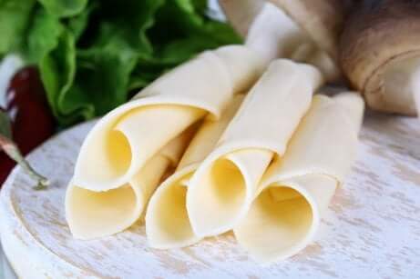 Bearbeidet ost som ligger på et fat