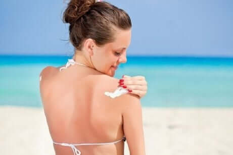 Bruk solkrem for å forhindre for tidlig aldring av huden din.