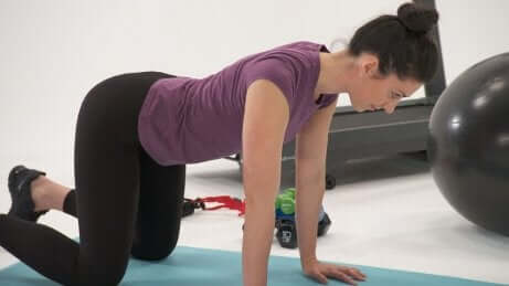 Denne grunnleggende yogastillingen lar deg slappe av nakken og ryggen, samtidig som du får fleksibilitet i ryggraden.