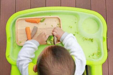 En baby som spiser grønnsaker.