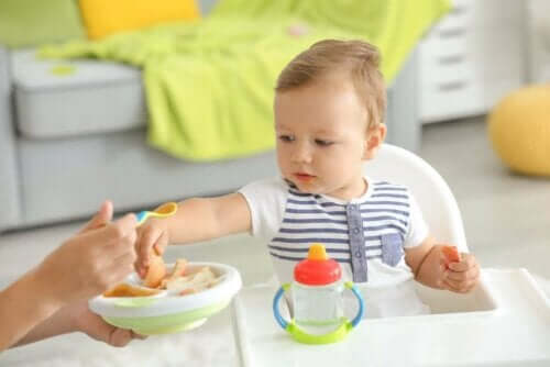 En baby som spiser ny mat.