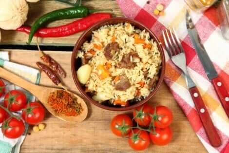 En bolle med bulgurhvete, tomater og paprika.