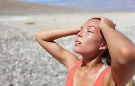 En dehydrert kvinne etter trening på stranden.