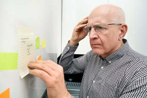 En eldre mann som ser på en liste med et forvirret uttrykk.