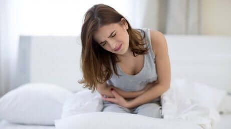 De helsemessige fordelene med malurt: En kvinne med magesmerter