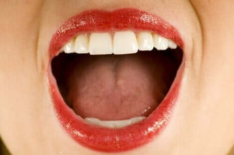 Hjemmelagde remedier for å lindre tørr munn: En kvinne med åpen munn.