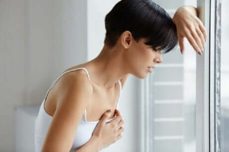 En kvinne som lider av kronisk utmattelse