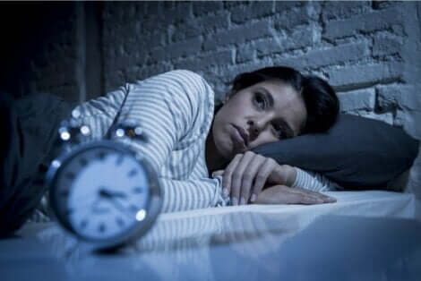 En kvinne som lider av nattlig angst.