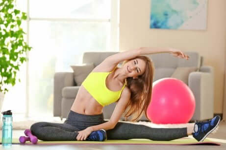 En kvinne som tøyer ut etter en treningsøkt