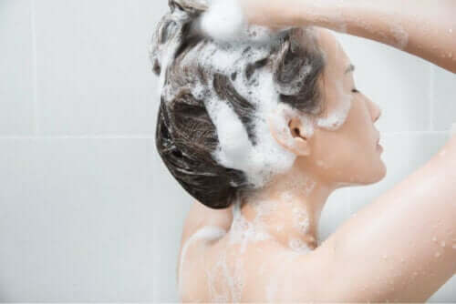 En kvinne som vasker håret.