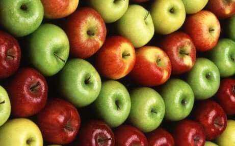 Epler som ligger stablet etter farge.