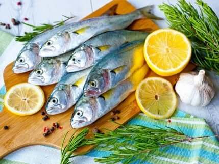 Fisk, sitroner og urter.