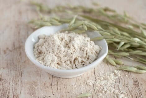 Havrekorn og kolloid havregryn på et bord.