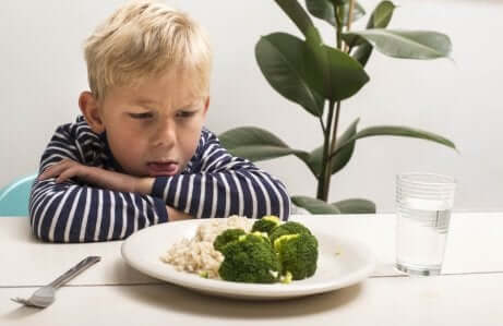 et barn som rynker på nesen av brokkoli