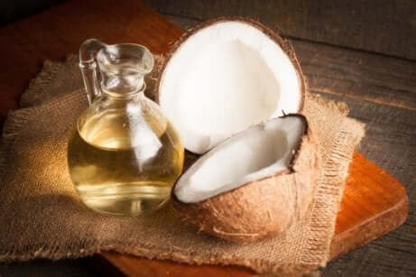 Kokosolje inneholder antibakterielle ingredienser som dreper akkumulerte bakterier i munnen