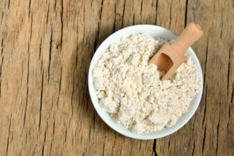 Kolloidalt havregryn i en bolle på et bord.