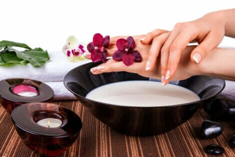 Kvinne bruker kjernemelkmaske på hendene.