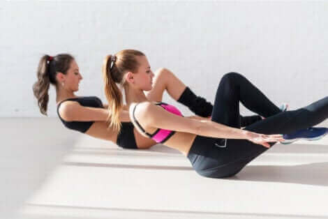 Kvinner som gjør mageøvelser.
