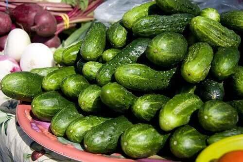 Mange agurker som ligger stablet på en tallerken.