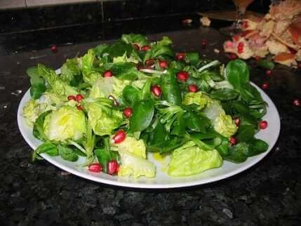 Salat med granateplefrø.
