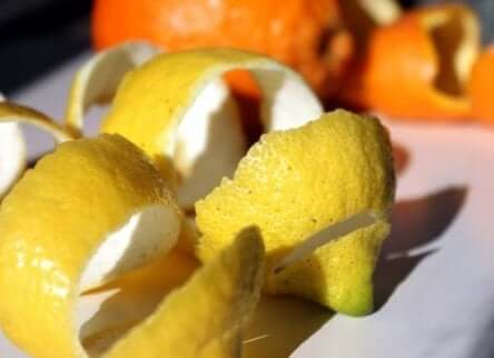 Sitronskall som ligger på en tallerken