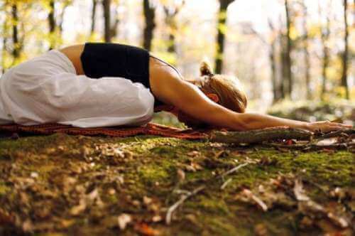 Yogameditasjon i skogen