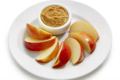 Epler med peanøttsmør - snacks du bør ha for hånden