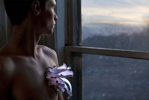 Mann som forsøker å glemme.